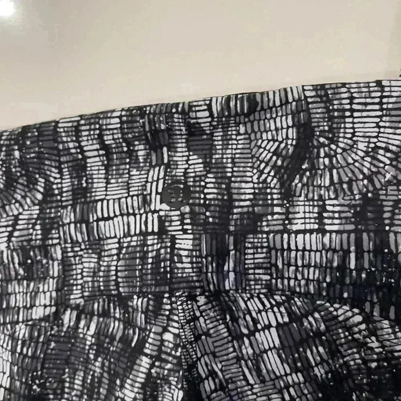 Lululemon InStill HR Tight Womens 8 Black White Geometric 25” LW5EQUS Leggings - Picture 6 of 7